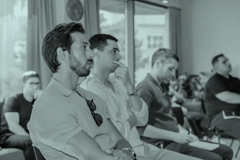 Membros a assistir a uma sessão num evento DROPOWER