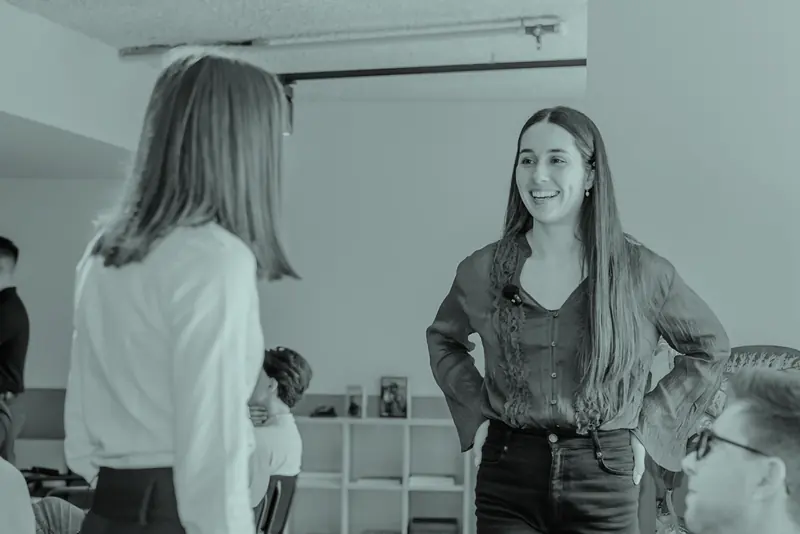 Sara Jorge em conversa com membros num evento DROPOWER